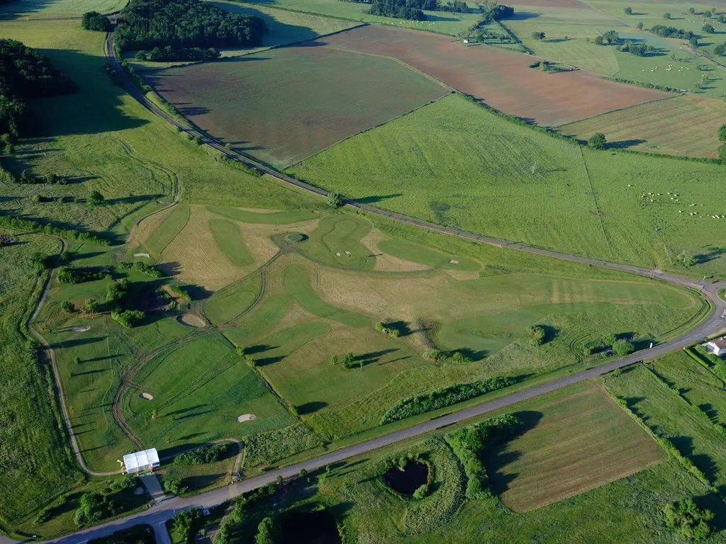 Vue aérienne d'un parcours de Footgolf dessiné dans la prairie