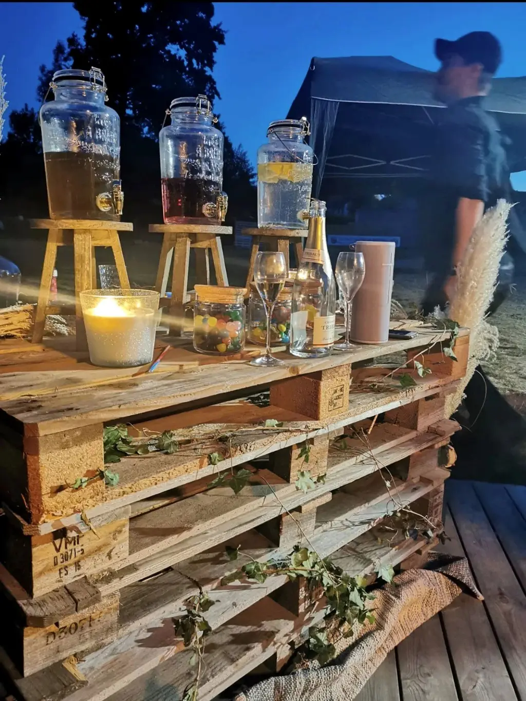 Bar en palettes décoré pour une soirée