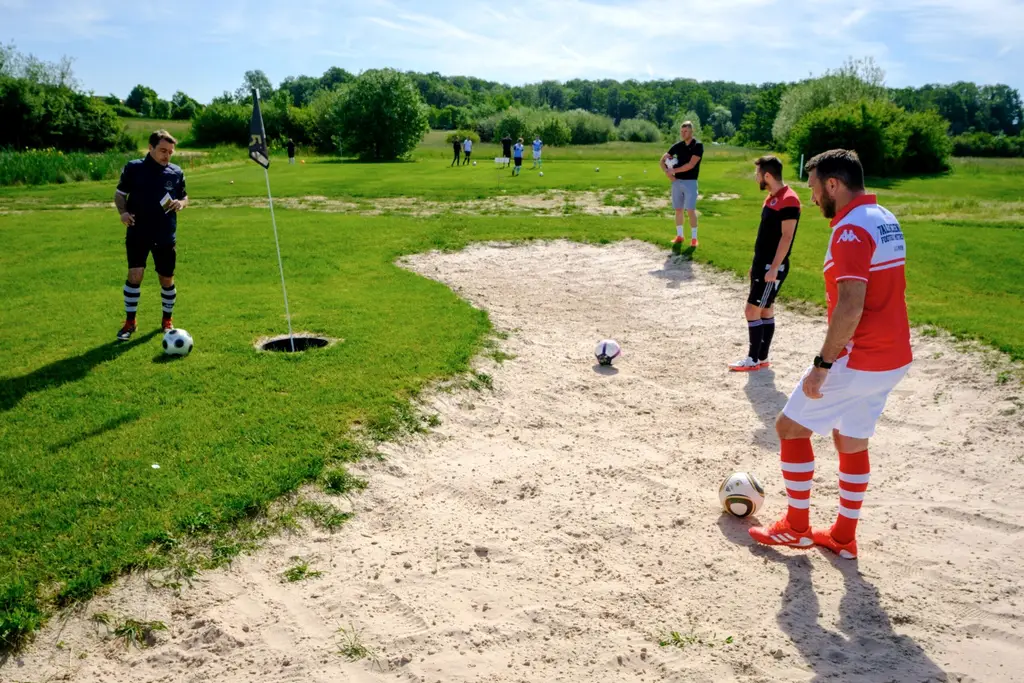 Joueurs autour d'un bunker de sable