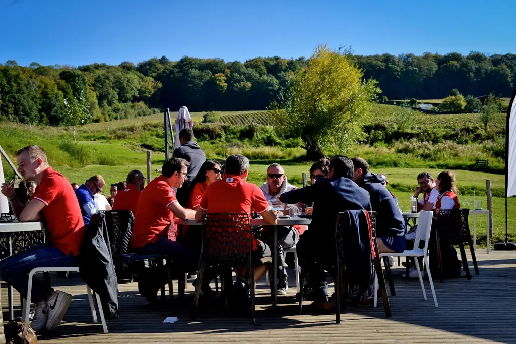 Déjeuner en terrasse au bord du parcours