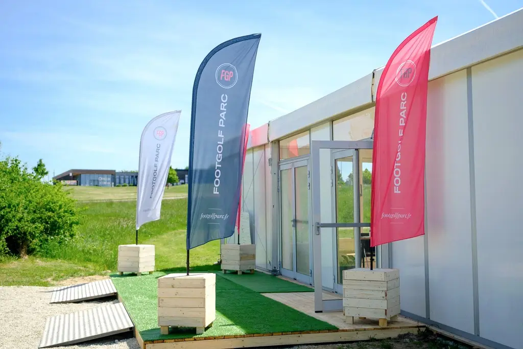 Espace de réception avec oriflammes Footgolf Parc