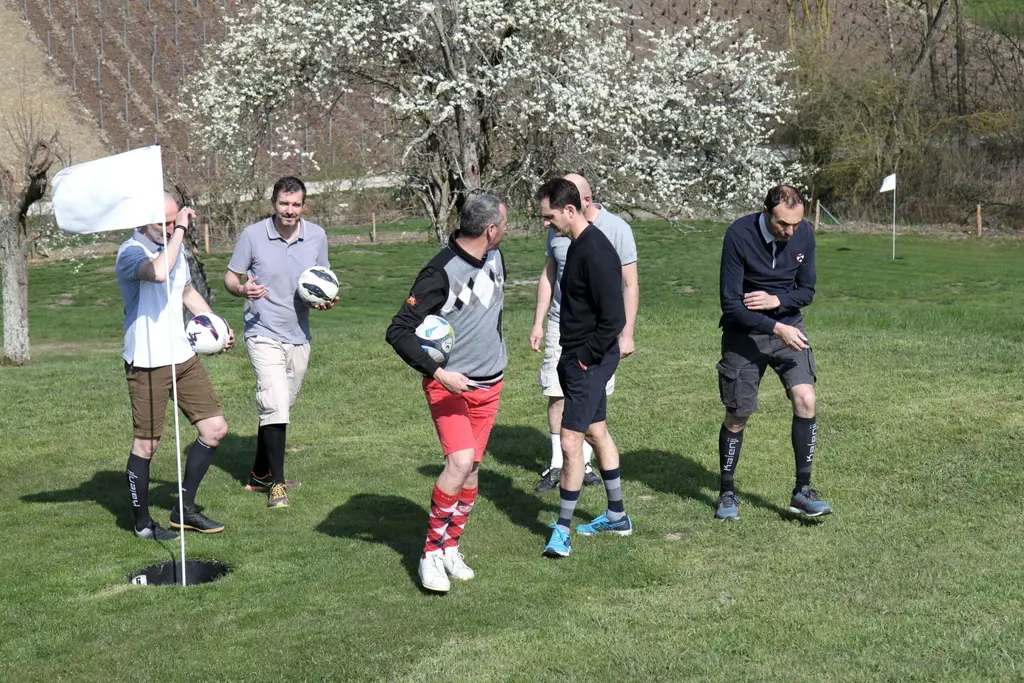 Groupe de joueurs sur un parcours Footgolf Parc