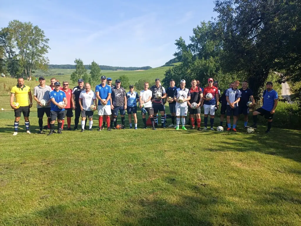Les participants d'une journée Footgolf réunis sur le parcours
