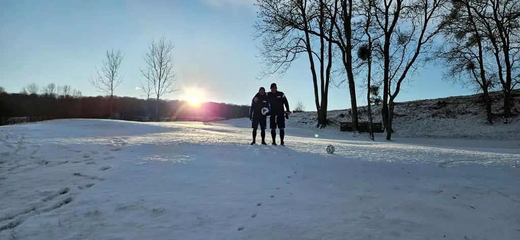Partie de Footgolf en hiver au coucher du soleil