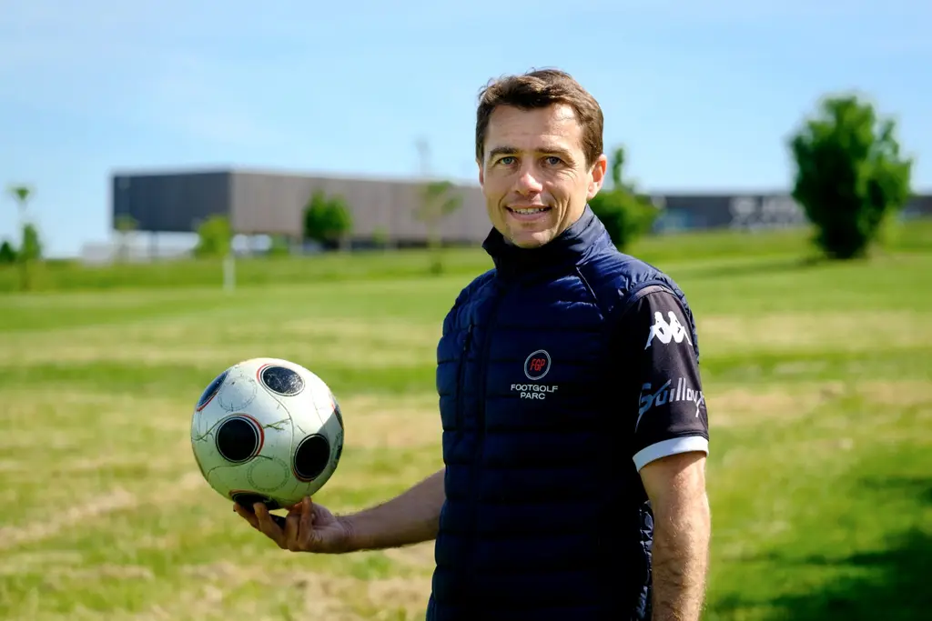 Un joueur, ballon en main