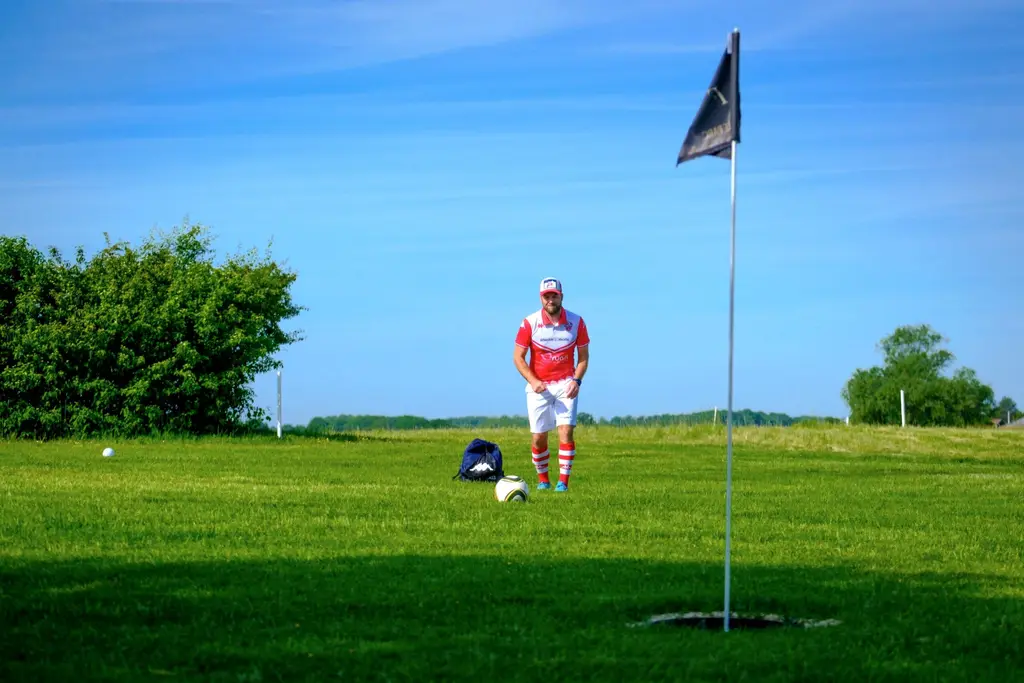 Image d'illustration : un joueur sur un parcours Footgolf Parc sous un grand ciel bleu