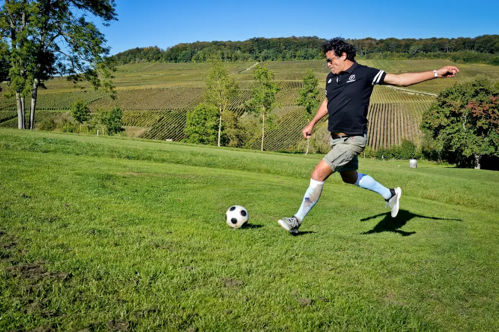 Raí, ambassadeur Footgolf Parc, frappe un ballon au pied des vignes