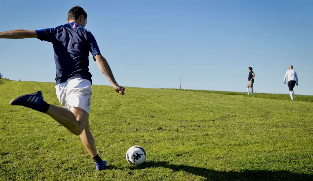Image d'illustration : une frappe de Footgolf au pied des vignes