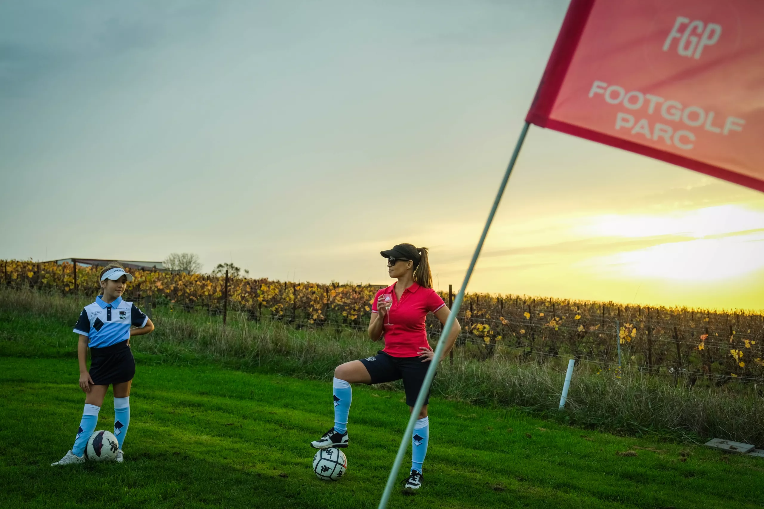 Coucher de soleil sur un parcours Footgolf Parc, drapeau au premier plan
